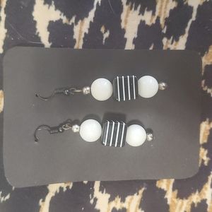 THANDMADE EARRINGS HANDCRAFTED BEAD DANGLE BLACK AND WHITE